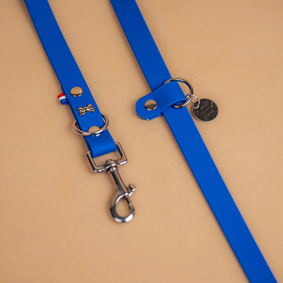 laisse multi positions en sangle enduite matière étanche similaire au biothane zoom sur les finitions en acier inoxydable couleur bleu