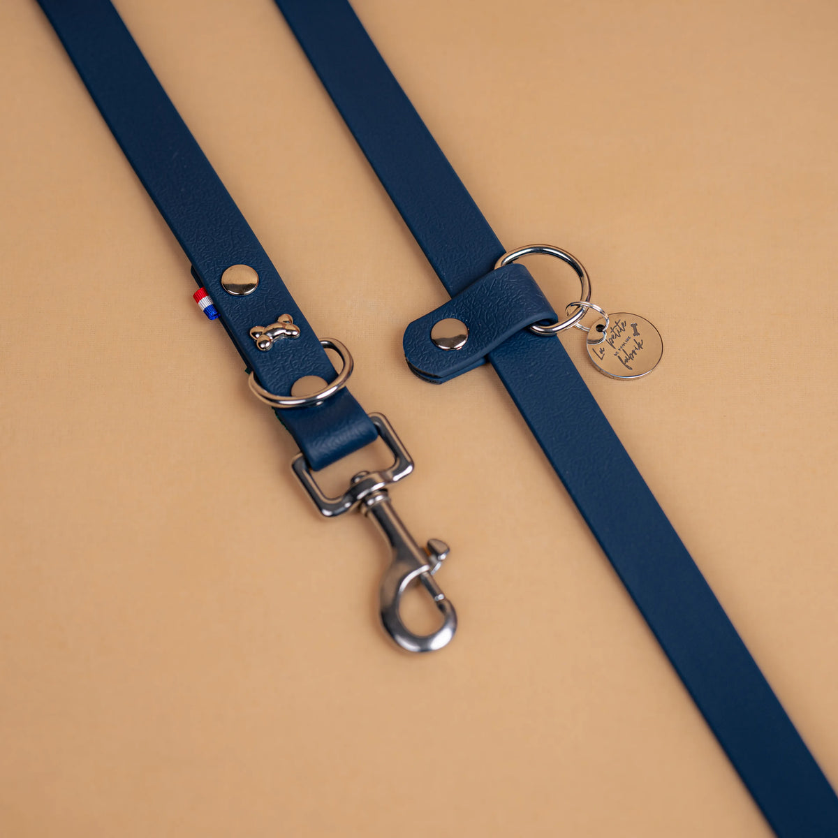 laisse multi positions en sangle enduite matière étanche similaire au biothane zoom sur les finitions en acier inoxydable couleur kérosène bleu nuit