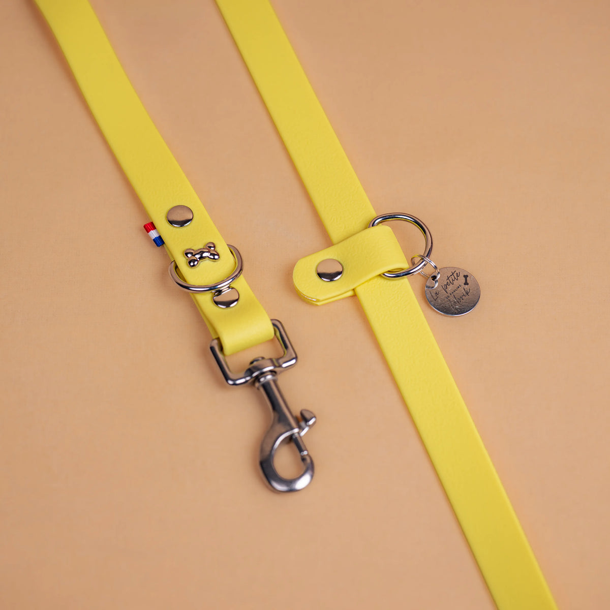 laisse multi positions en sangle enduite matière étanche similaire au biothane zoom sur les finitions en acier inoxydable couleur jaune pastel