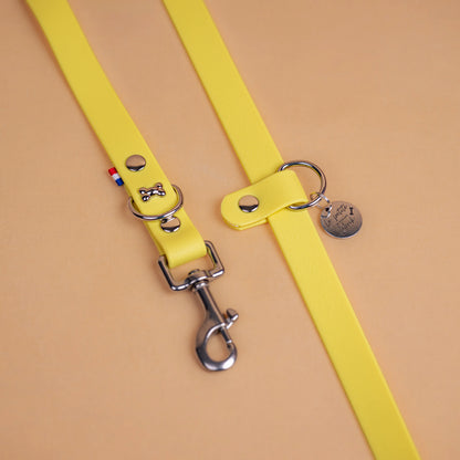 laisse multi positions en sangle enduite matière étanche similaire au biothane zoom sur les finitions en acier inoxydable couleur jaune pastel