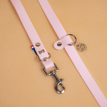 laisse multi positions en sangle enduite matière étanche similaire au biothane zoom sur les finitions en acier inoxydable couleur rose pastel