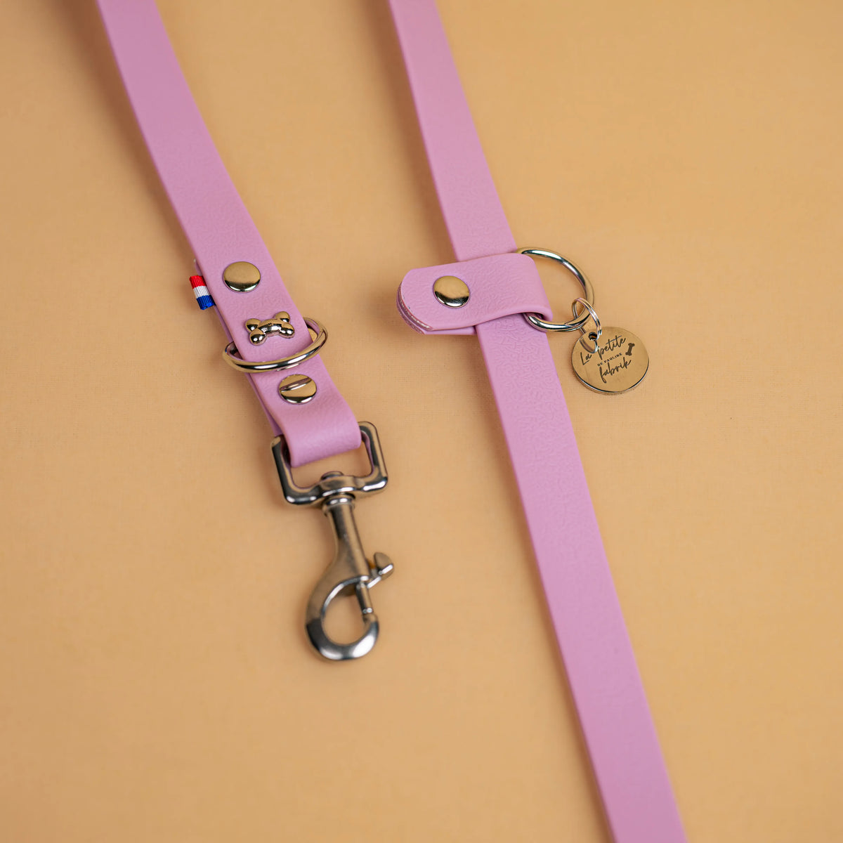 laisse multi positions en sangle enduite matière étanche similaire au biothane zoom sur les finitions en acier inoxydable couleur rose lavande 
