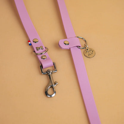laisse multi positions en sangle enduite matière étanche similaire au biothane zoom sur les finitions en acier inoxydable couleur rose lavande 