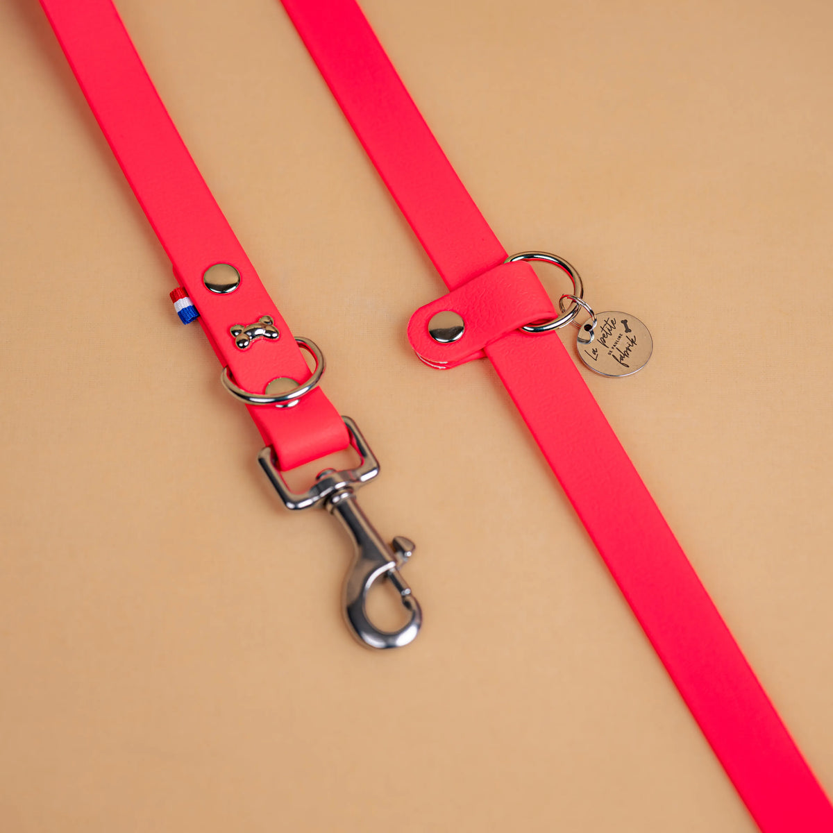 laisse multi positions en sangle enduite matière étanche similaire au biothane zoom sur les finitions en acier inoxydable couleur rose