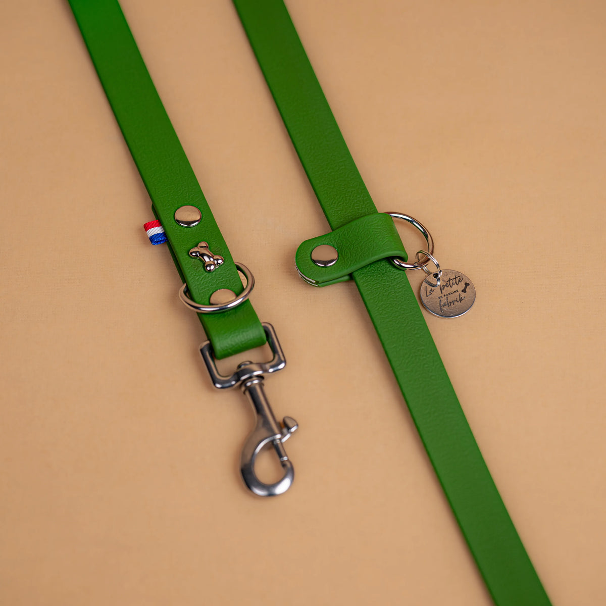 laisse multi positions en sangle enduite matière étanche similaire au biothane zoom sur les finitions en acier inoxydable couleur vert olive