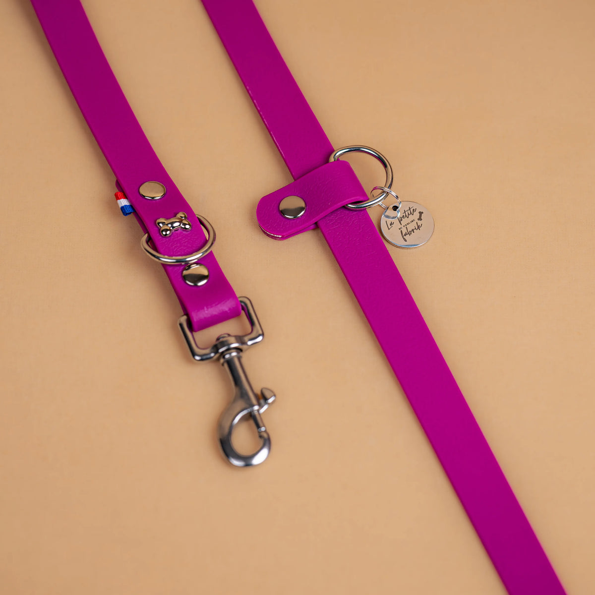laisse multi positions en sangle enduite matière étanche similaire au biothane zoom sur les finitions en acier inoxydable couleur violet lilas