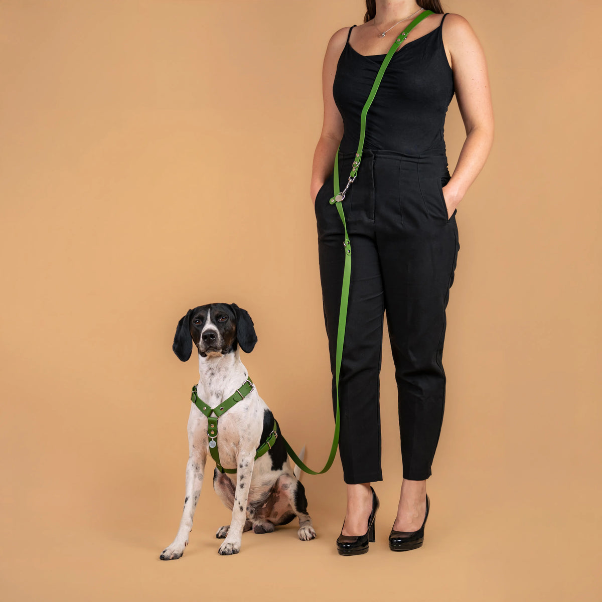 Harnais et laisse multi-positions vert olive en sangle enduite similaire au biothane portés en mode mains libres