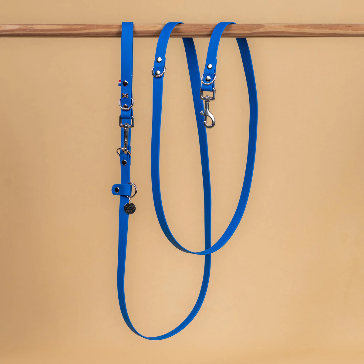 laisse multi position mains libre pour chien étanche en sangle enduite similaire au biothane vue globale bleu