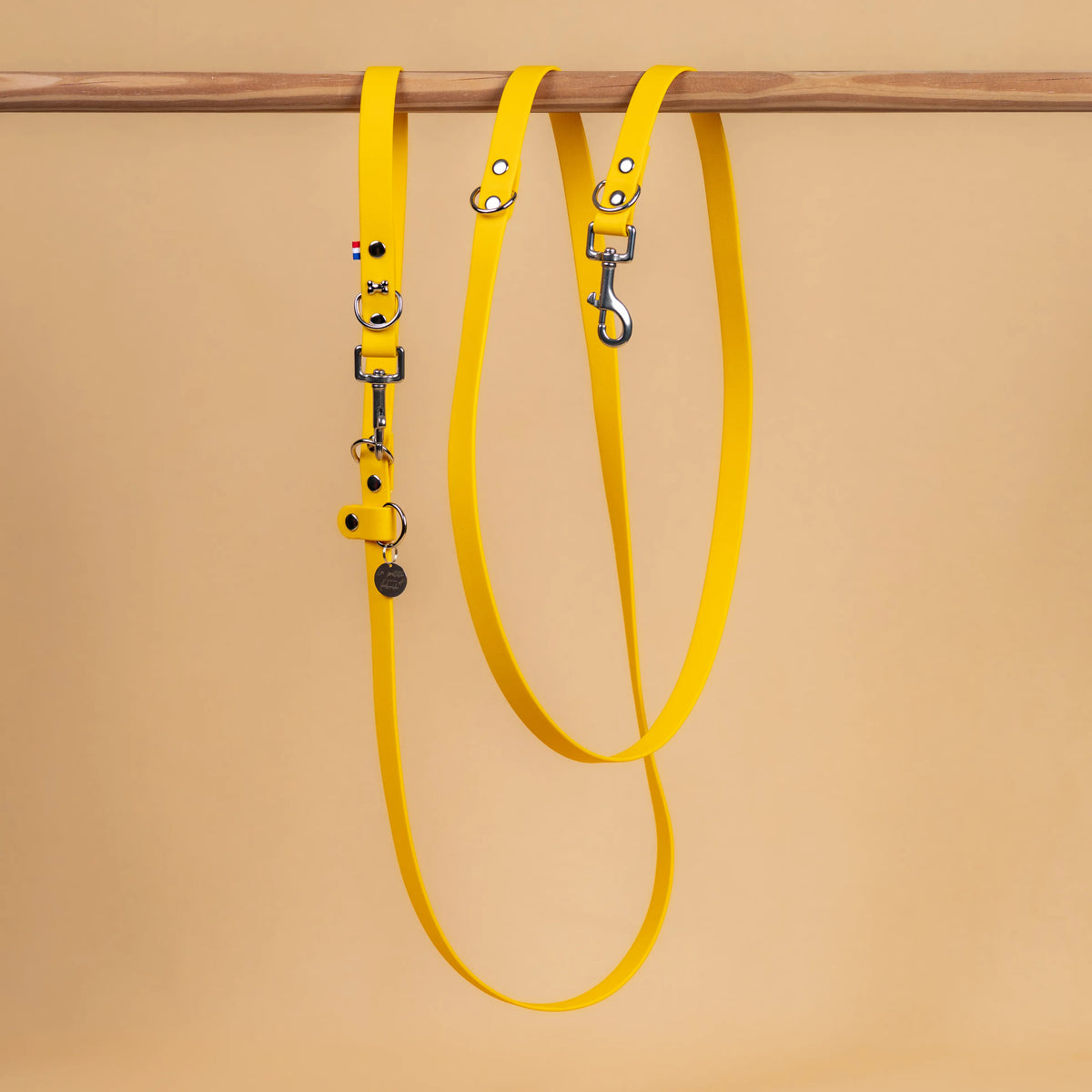 laisse multi position mains libre pour chien étanche en sangle enduite similaire au biothane vue globale jaune