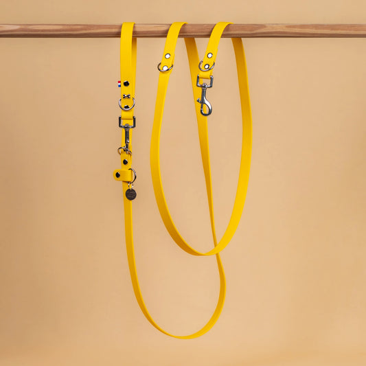 laisse multi position mains libre pour chien étanche en sangle enduite similaire au biothane vue globale jaune