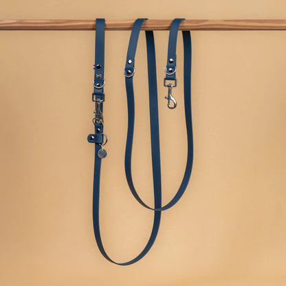 laisse multi position mains libre pour chien étanche en sangle enduite similaire au biothane vue globale kérosène bleu nuit