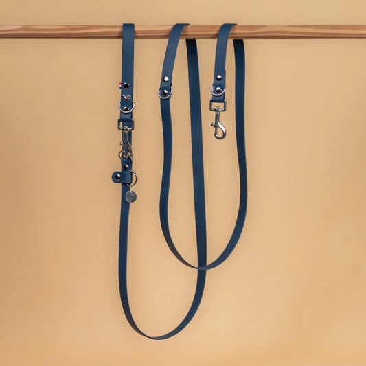 laisse multi position mains libre pour chien étanche en sangle enduite similaire au biothane vue globale kérosène bleu nuit