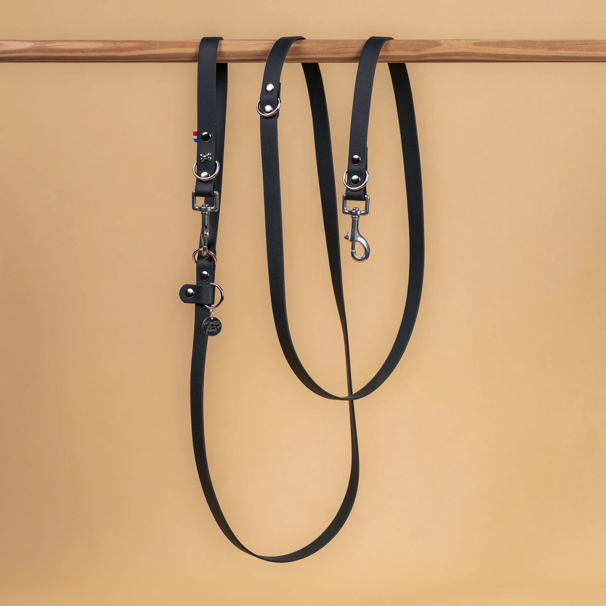 laisse multi position mains libre pour chien étanche en sangle enduite similaire au biothane vue globale noir