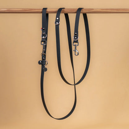 laisse multi position mains libre pour chien étanche en sangle enduite similaire au biothane vue globale noir