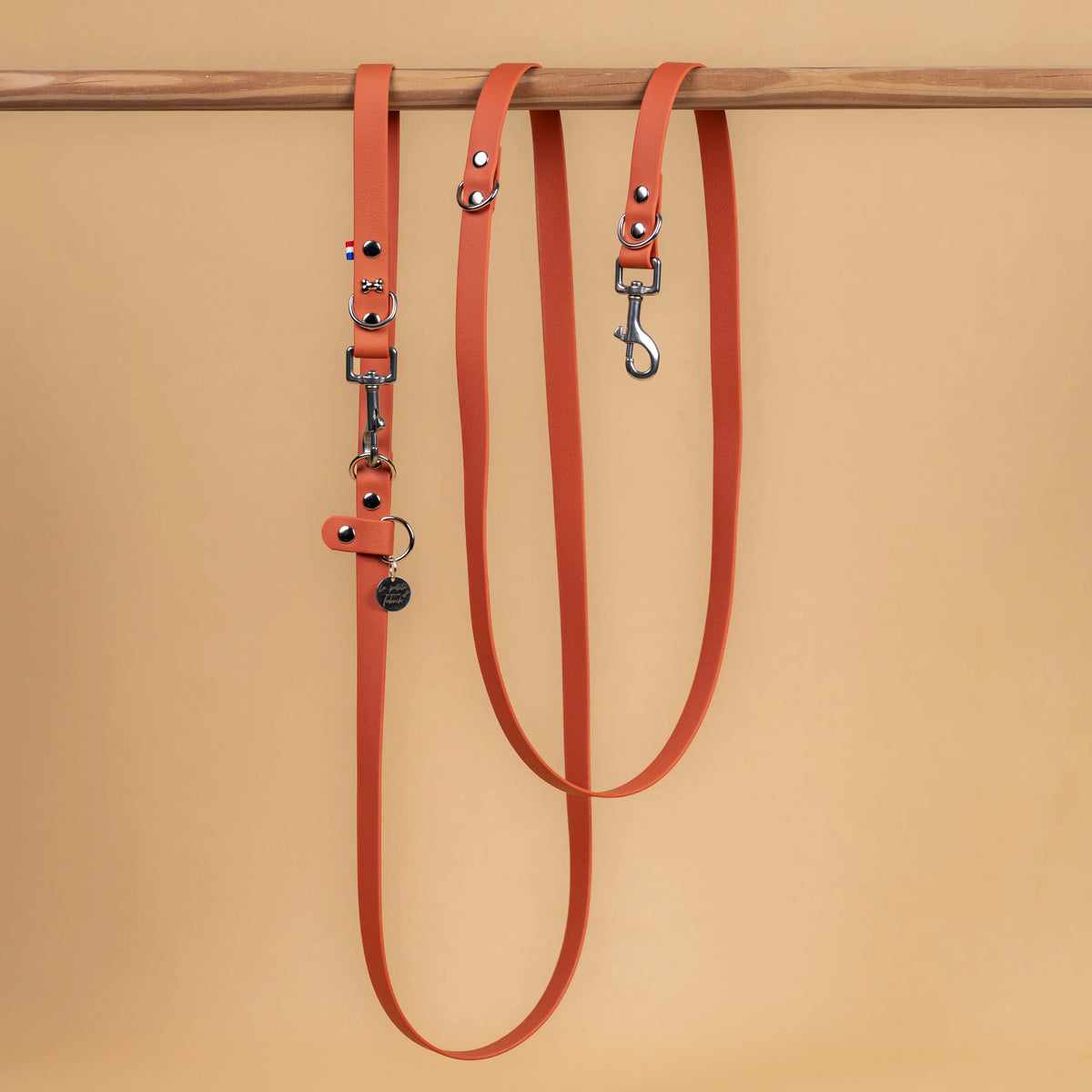 laisse multi position mains libre pour chien étanche en sangle enduite similaire au biothane vue globale orange terracotta