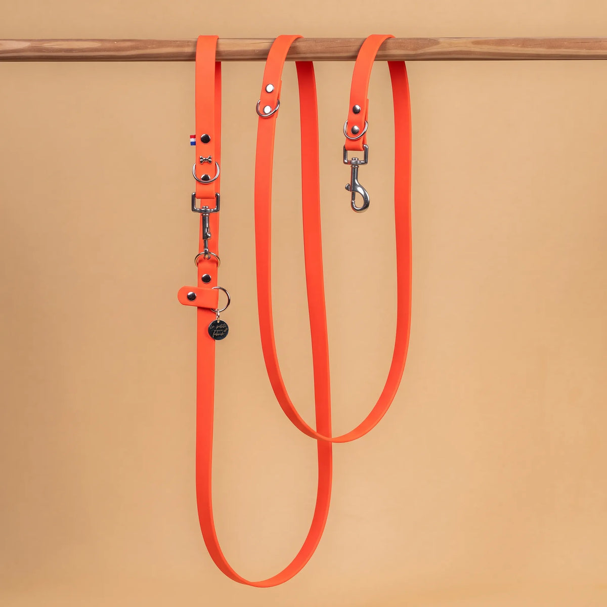laisse multi position mains libre pour chien étanche en sangle enduite similaire au biothane vue globale orange