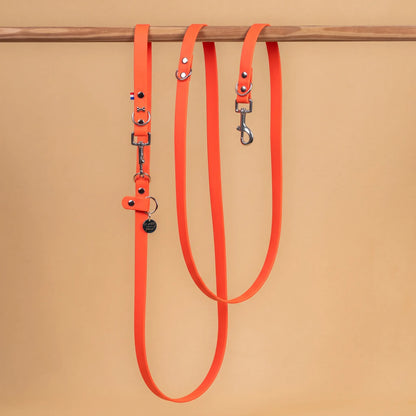 laisse multi position mains libre pour chien étanche en sangle enduite similaire au biothane vue globale orange