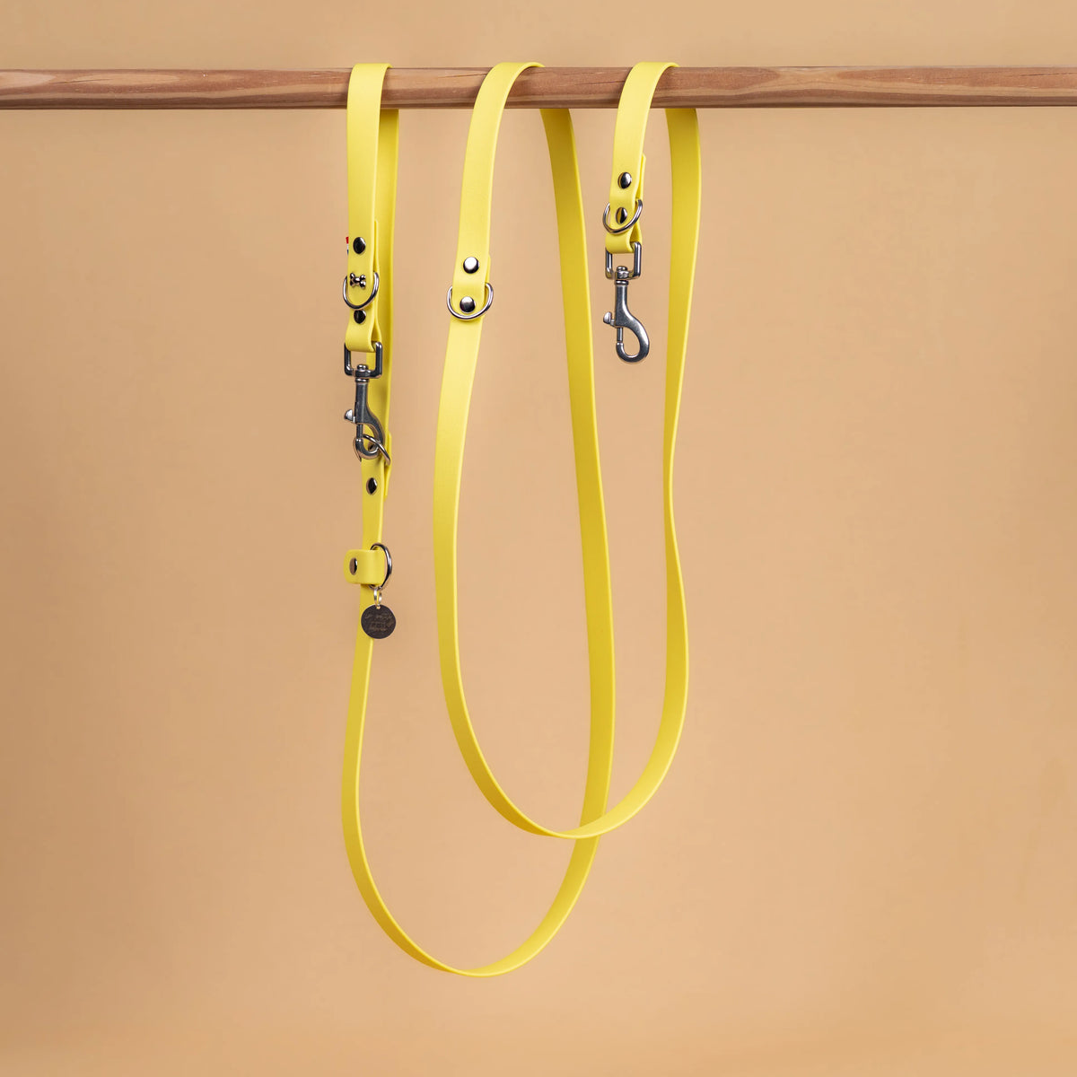laisse multi position mains libre pour chien étanche en sangle enduite similaire au biothane vue globale jaune pastel