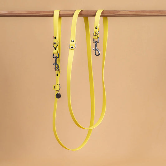 laisse multi position mains libre pour chien étanche en sangle enduite similaire au biothane vue globale jaune pastel