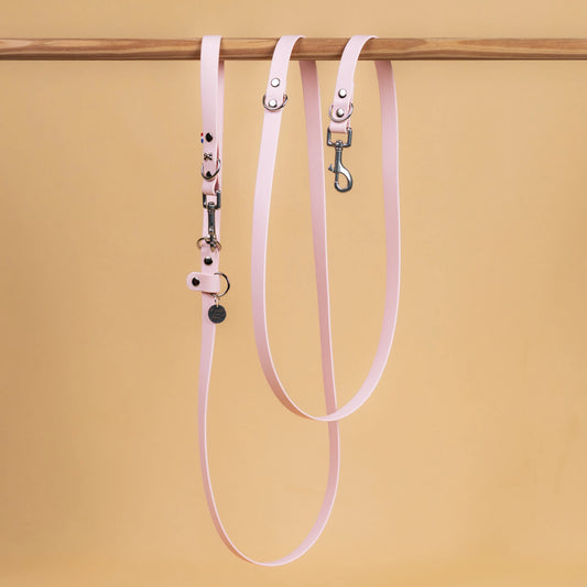 laisse multi position mains libre pour chien étanche en sangle enduite similaire au biothane vue globale rose pastel
