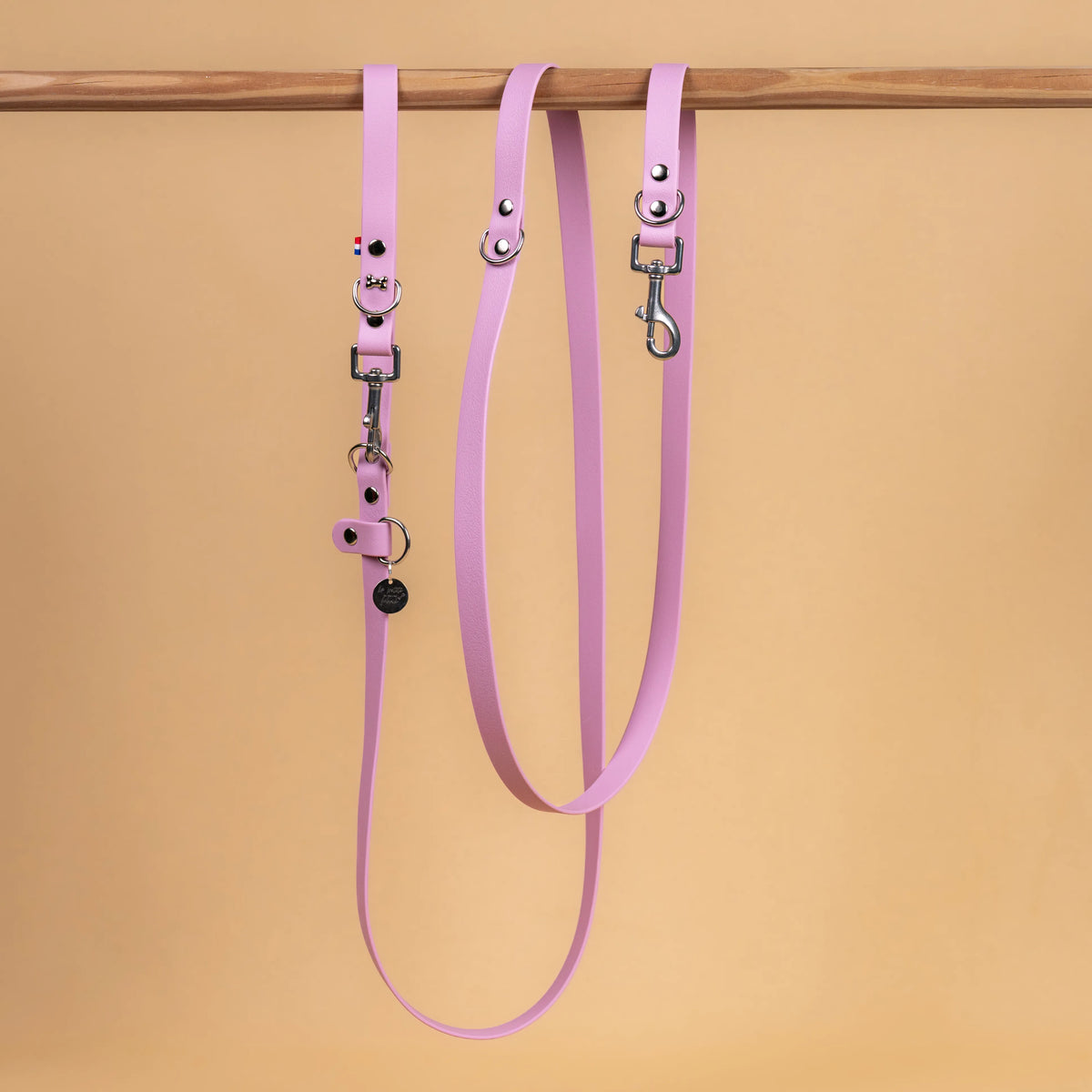 laisse multi position mains libre pour chien étanche en sangle enduite similaire au biothane vue globale rose lavande