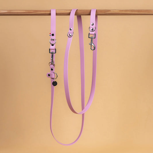 laisse multi position mains libre pour chien étanche en sangle enduite similaire au biothane vue globale rose lavande