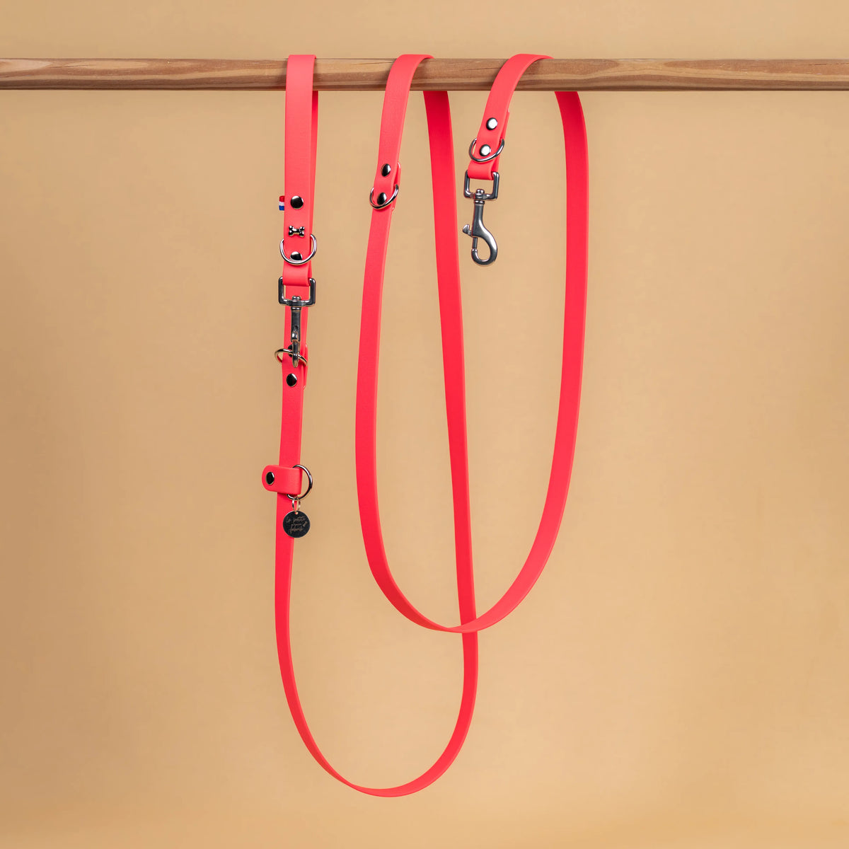 laisse multi position mains libre pour chien étanche en sangle enduite similaire au biothane vue globale rose