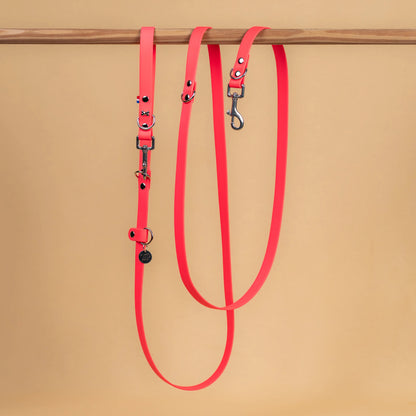 laisse multi position mains libre pour chien étanche en sangle enduite similaire au biothane vue globale rose