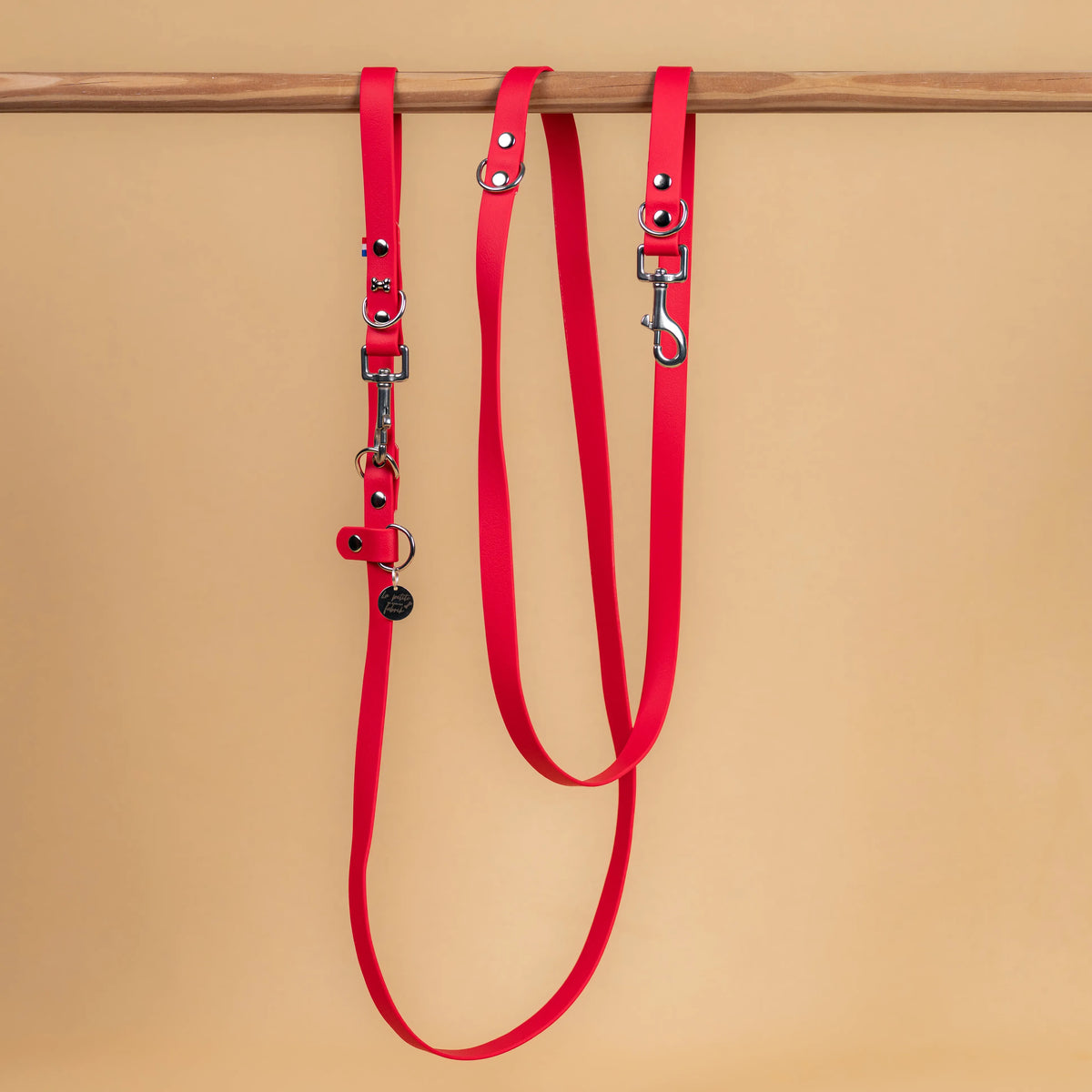 laisse multi position mains libre pour chien étanche en sangle enduite similaire au biothane vue globale rouge magenta