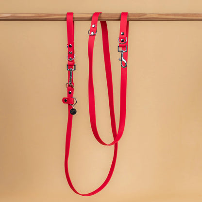 laisse multi position mains libre pour chien étanche en sangle enduite similaire au biothane vue globale rouge magenta
