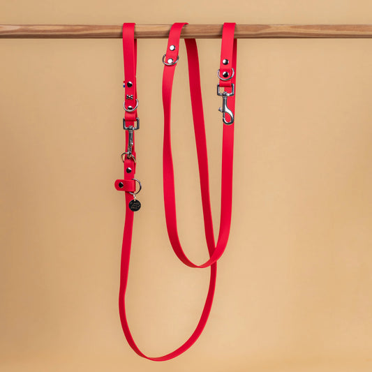 laisse multi position mains libre pour chien étanche en sangle enduite similaire au biothane vue globale rouge magenta
