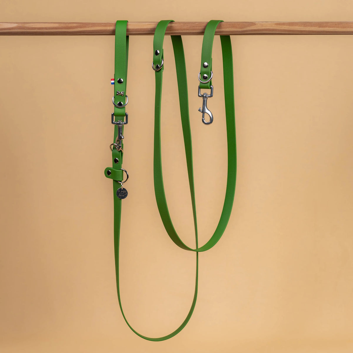 laisse multi position mains libre pour chien étanche en sangle enduite similaire au biothane vue globale vert olive