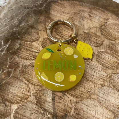 Médaille ronde pour chien faite main en Alsace modèle Lemon avec attache cœur dorée