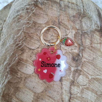 Médaille personnalisée pour chien faite main en Alsace au style fruité et gourmand posée sur un support en bois