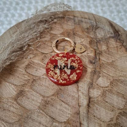 Détail de la résine rouge intense et des incrustations de feuilles d'or ou d'argent étincelantes