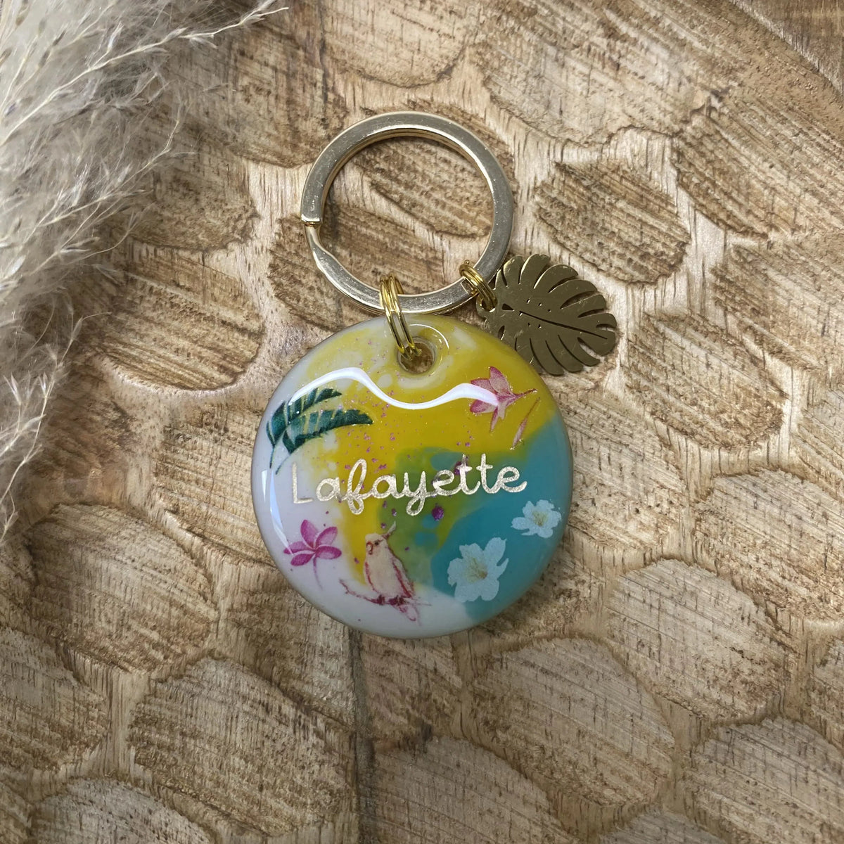 Détail des motifs tropicaux avec oiseau exotique, fleurs et fines paillettes brillantes