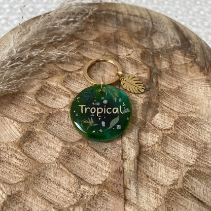 Détail des motifs botaniques et des éclats irisés sur résine vert émeraude