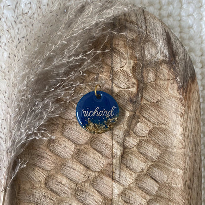 Détail de la résine bleue intense et des incrustations de feuille d'or brillante