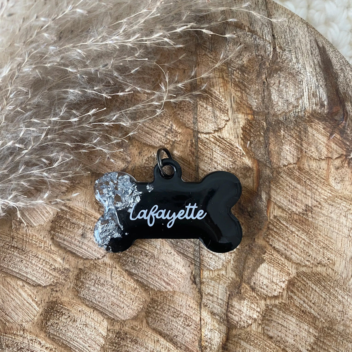 Médaille pour chien faite main en Alsace en résine noire brillante et attaches argentées