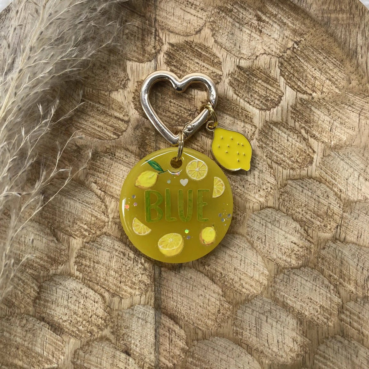 Détail des tranches de citrons et paillettes brillantes incrustées dans la résine jaune