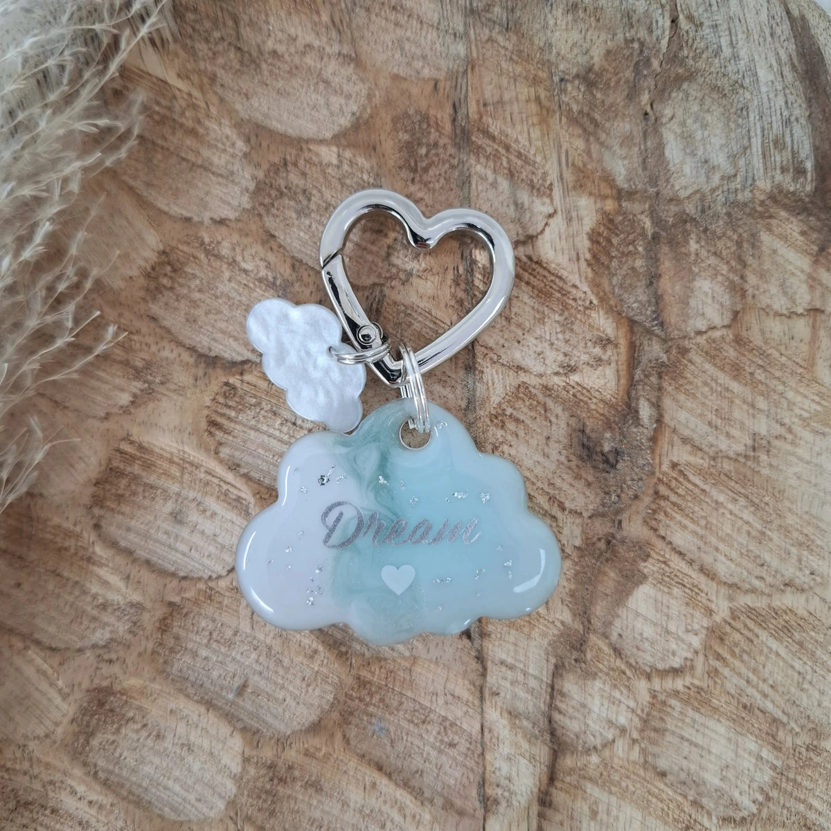 Médaille en résine personnalisée pour chien modèle Rêverie Céleste bleu ciel et blanc marbré avec paillettes argentées