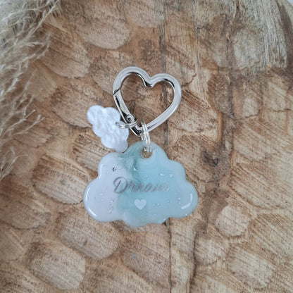 Médaille en résine personnalisée pour chien modèle Rêverie Céleste bleu ciel et blanc marbré avec paillettes argentées