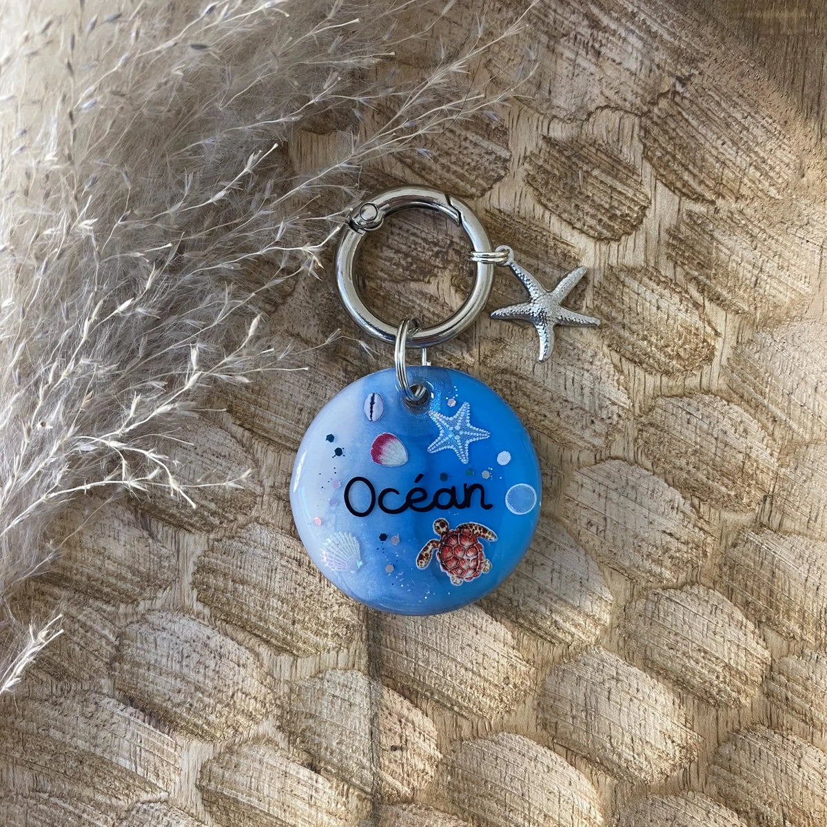 Médaille en résine personnalisée pour chien modèle Océan bleu avec motifs marins et paillettes