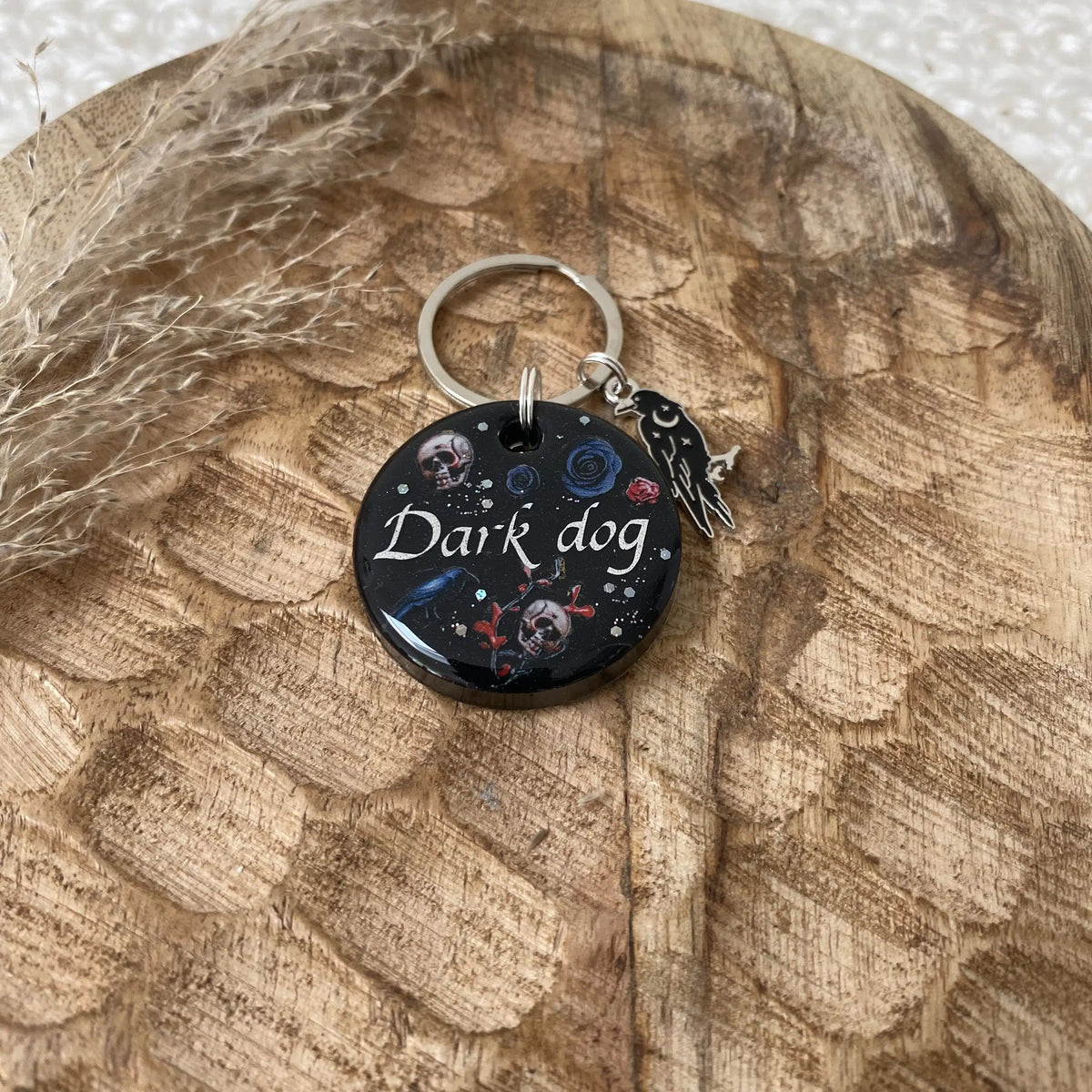 Médaille en résine personnalisée pour chien modèle Dark Romance noire avec motifs crânes, roses et paillettes