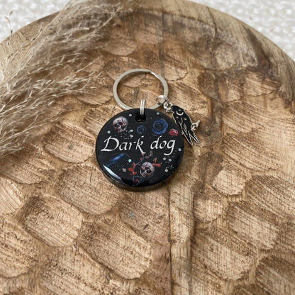 Médaille en résine personnalisée pour chien modèle Dark Romance noire avec motifs crânes, roses et paillettes