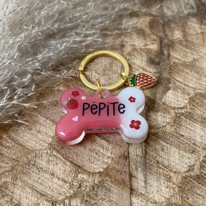 Médaille en résine personnalisée pour chien modèle Fraise Gourmande rose et blanc avec motifs fraises et fleurs