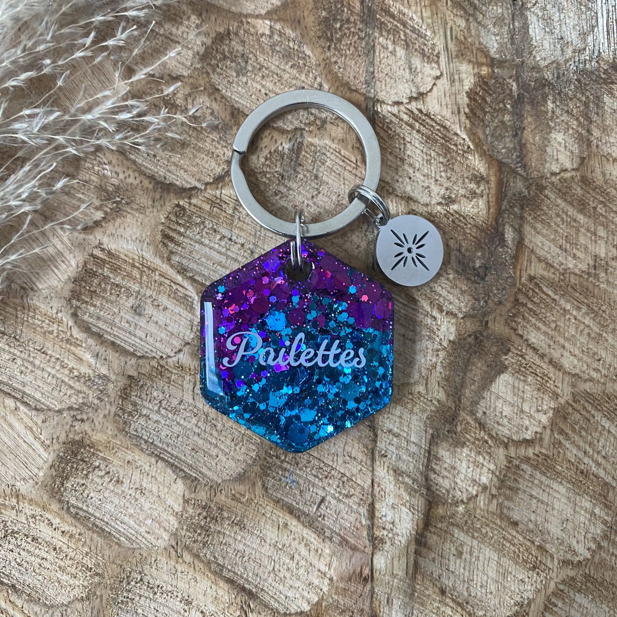 Médaille hexagonale en résine personnalisée pour chien modèle Aurore Pailletée avec dégradé de paillettes violettes et bleues