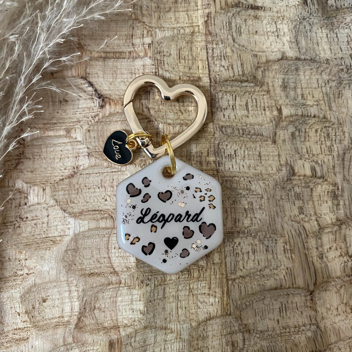 Médaille en résine personnalisée pour chien modèle Léopard Chic fond nude avec taches léopard cœurs