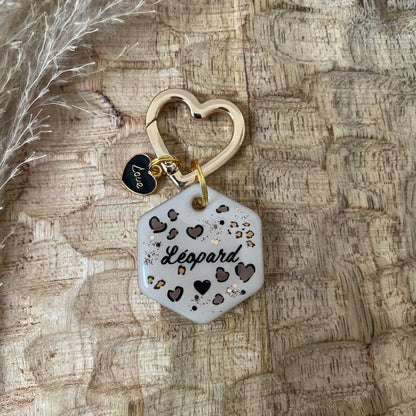 Médaille en résine personnalisée pour chien modèle Léopard Chic fond nude avec taches léopard cœurs