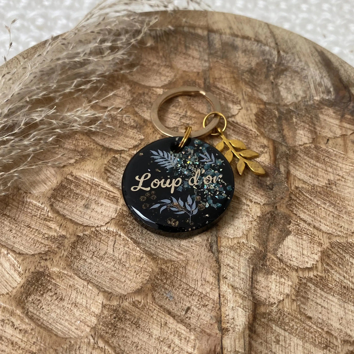 édaille en résine personnalisée pour chien modèle Nuit Botanique noire avec motifs feuillages bleus et éclats étincelants